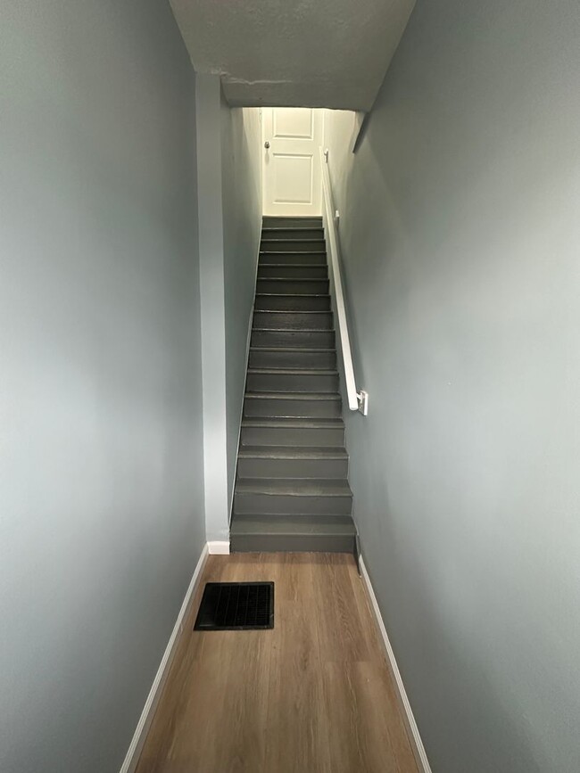 Building Photo - CHARMING, 1 BEDROOM UPPPER LEVEL DUPLEX