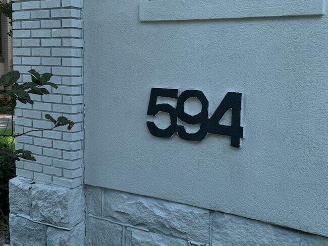 Building Photo - 594 Parkway Dr NE
