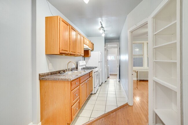 Building Photo - Kingman Park Charming Brick Townhome - Mov...