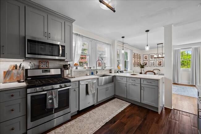 Building Photo - Rare Harbor Heights Rental | 4BR Colonial with Parking & Fenced Yard