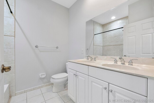Building Photo - 3505 Lakeside Dr