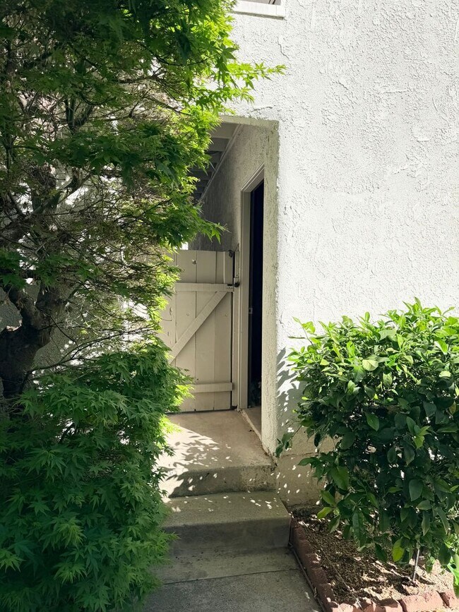 Building Photo - Beautiful End-Unit Townhome 2 bedroom and 1.5 bath