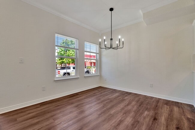 Building Photo - 4 Bed 3 Bath Townhome located close to University!
