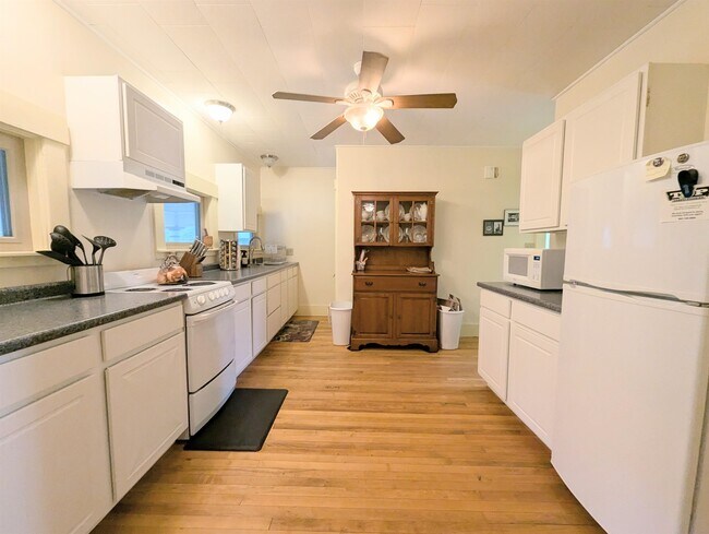 Building Photo - 613 Summer St