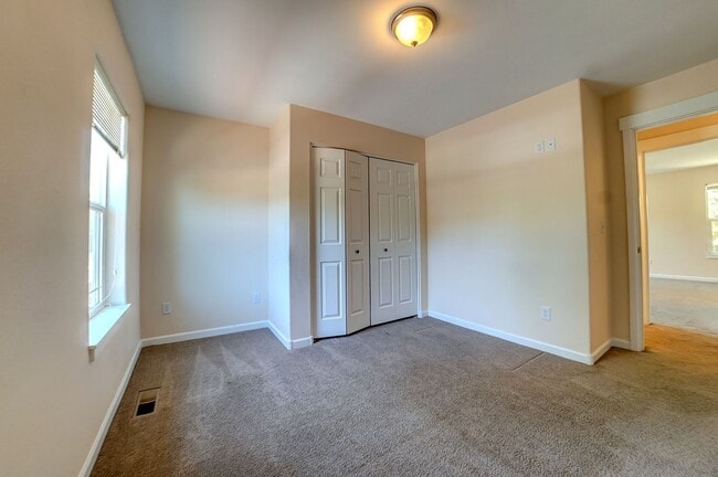 Building Photo - Spacious home in NE Bend!  4 bedrooms!