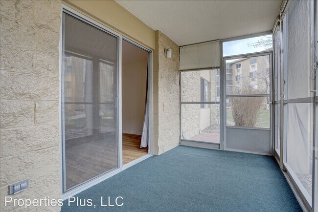Building Photo - 2 br, 1 bath House - 13500 E Cornell Ave #102