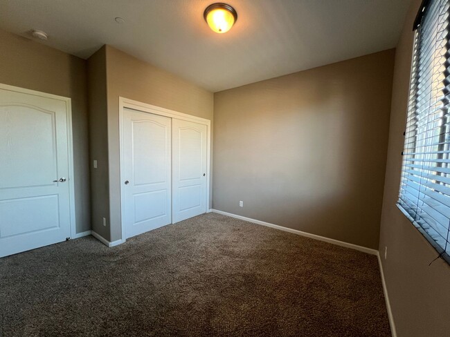 Building Photo - 3 bedroom, 2 1/2 bathroom home located in ...