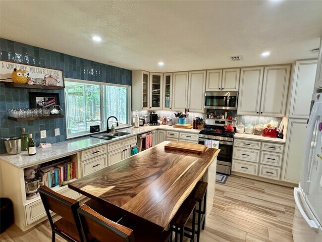 Building Photo - 2715 Alderwood Dr