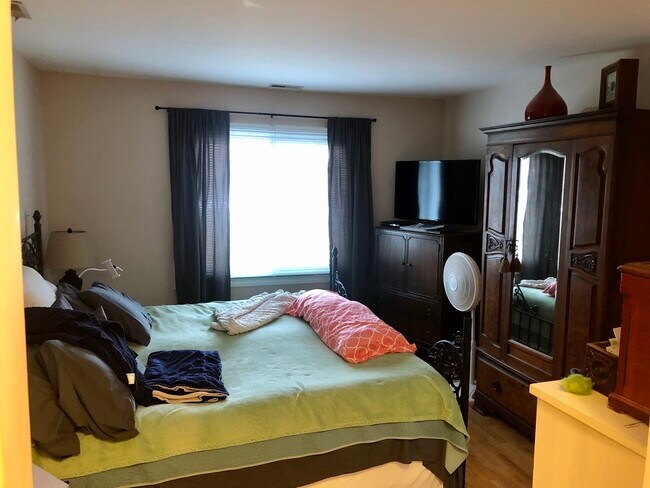 Building Photo - 412 Sandhurst Cir