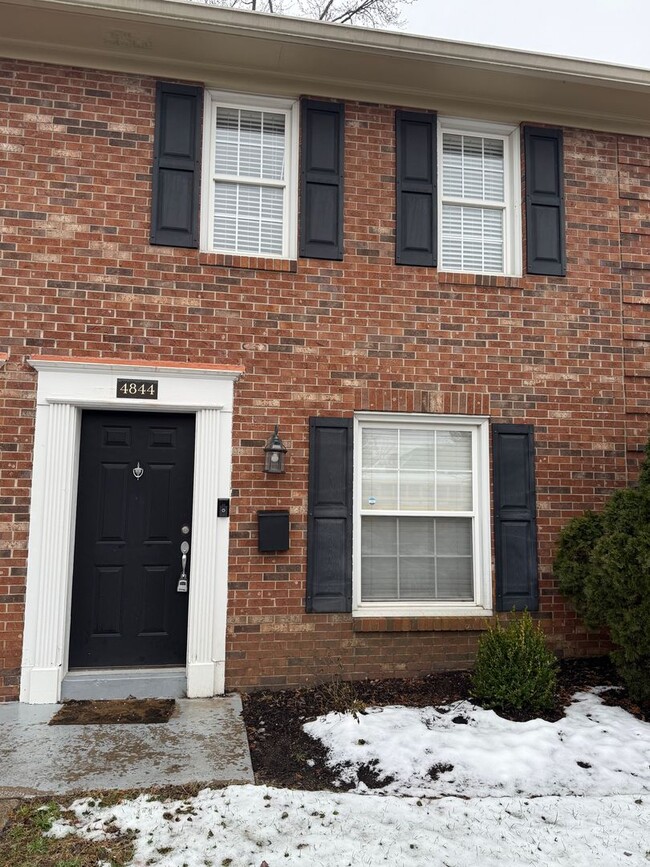 Building Photo - Westport Road Townhouse adjacent to Westpo...