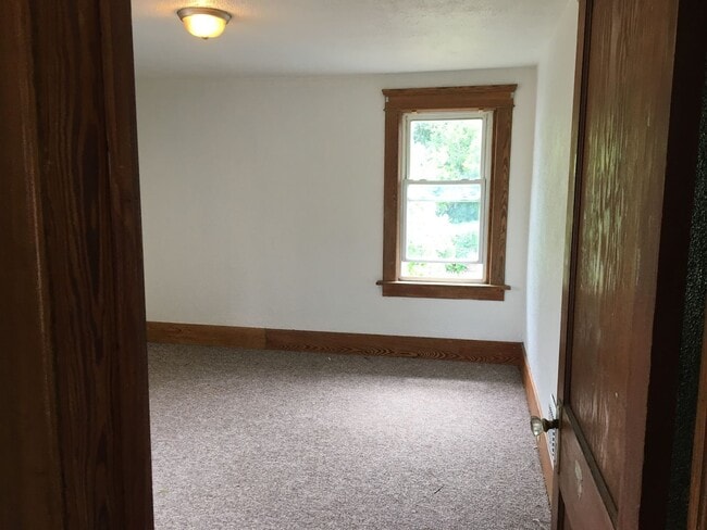 Building Photo - Awesome 3 BR 1 Bath Home with off street p...