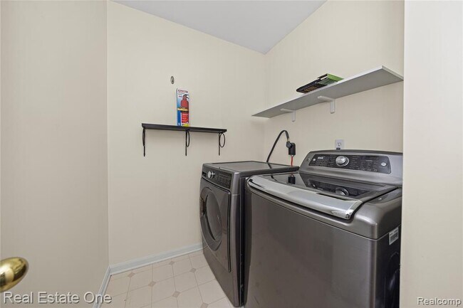 Building Photo - 38282 Saratoga Cir