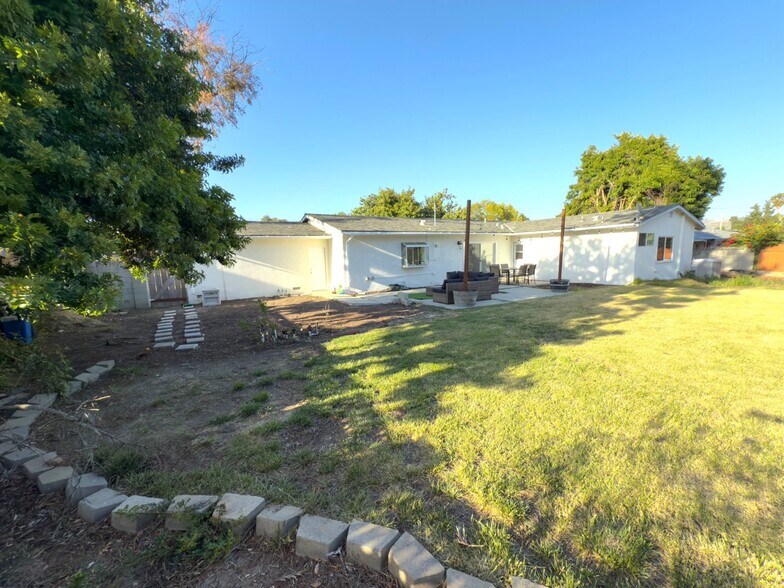 Building Photo - 176 W Gainsborough Rd