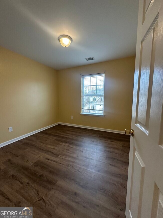 Building Photo - 1943 Oakbluff Way SW