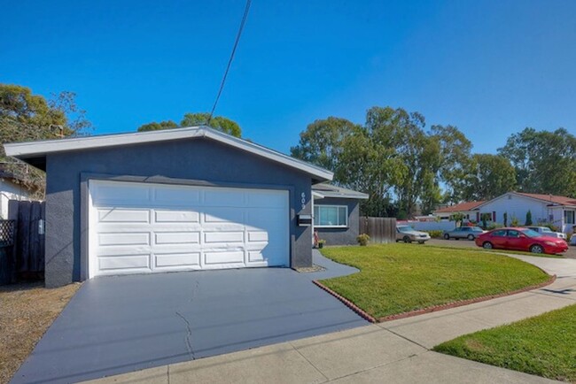 Building Photo - Beautifully remodeled 3-bedroom 2 bath hom...