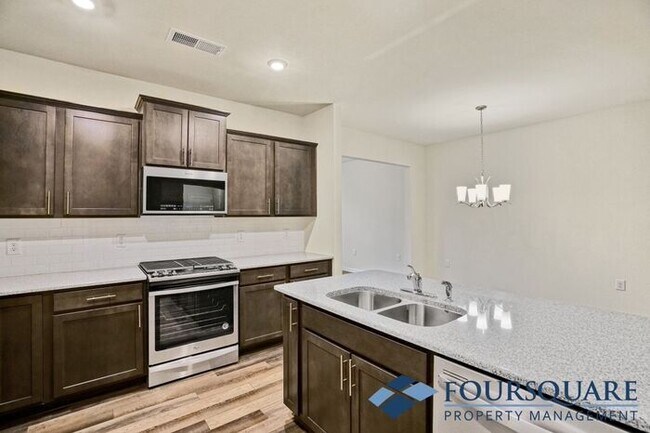 Building Photo - Spacious 3-Bed End- Unit Townhome with Mod...