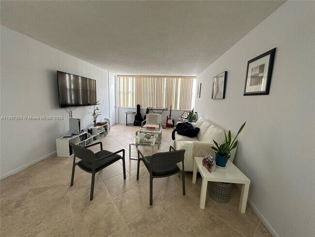 Building Photo - 1300 NE Miami Gardens Dr