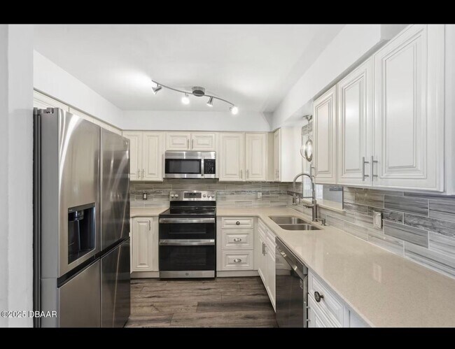 Building Photo - 3 Bedroom with Florida Room and Shed Available Now - Daytona Beach