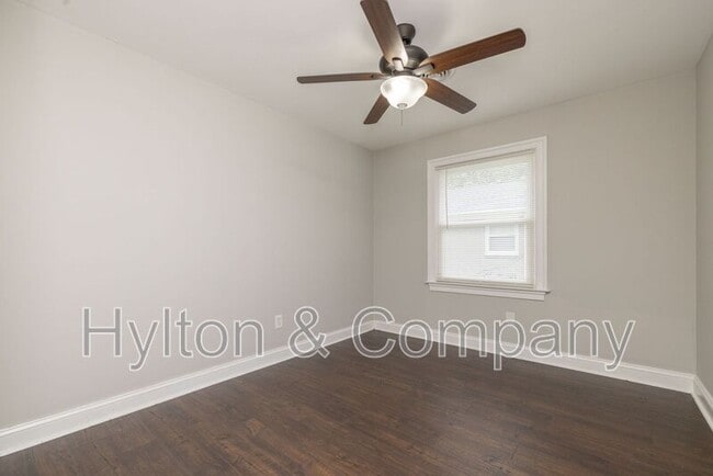 Building Photo - 220 W 31st St