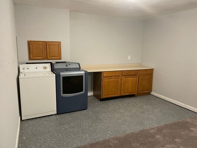 Building Photo - End unit townhome in Annapolis!