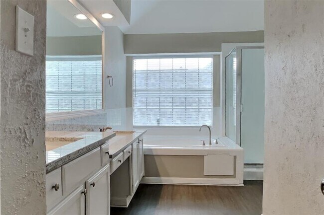 Building Photo - 8815 Lawncliff Ln