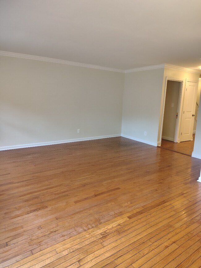 Building Photo - ?? Your Dream Home Awaits! Spacious 4-Bedroom Home