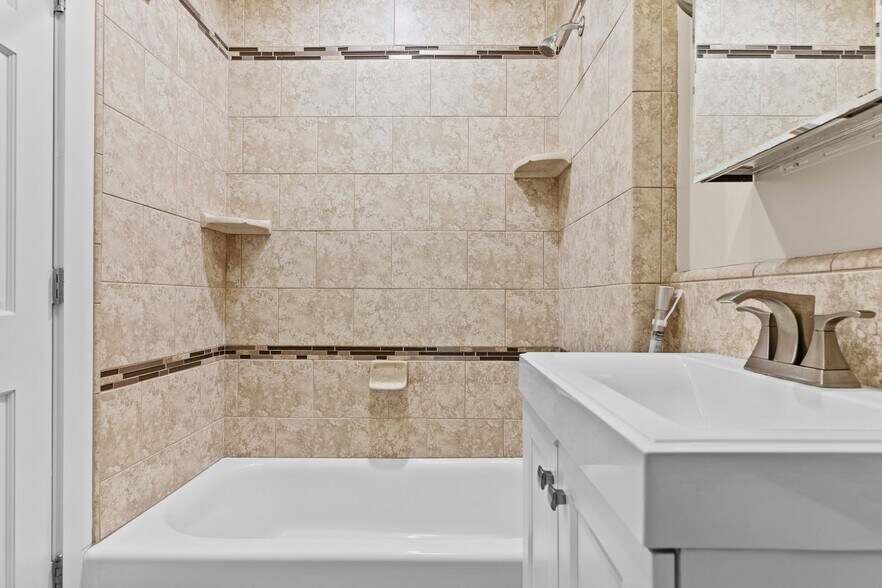 Building Photo - 1460 Gaviota Ave