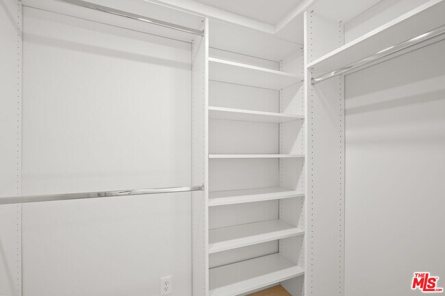 Building Photo - 619 Westmount Dr