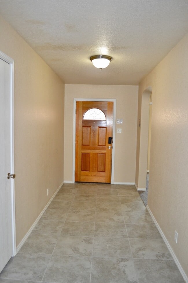 Building Photo - Newly remodeled 3 bed 2 bath