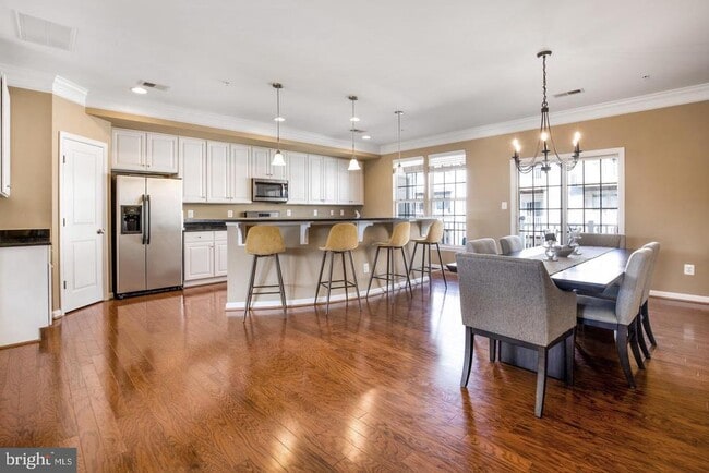 Building Photo - 7969 Crescent Park Dr