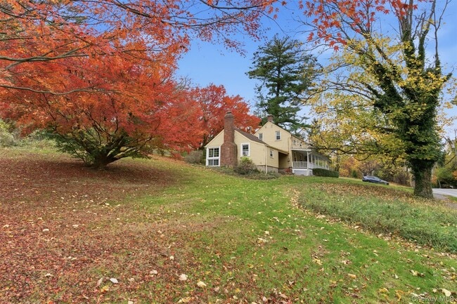 Building Photo - 327 W Neck Rd