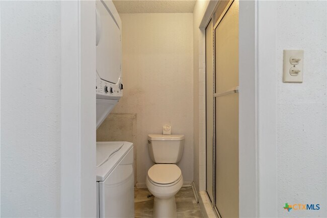 Building Photo - 2676 Woodcrest Dr