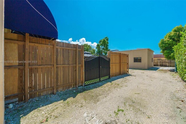 Building Photo - 3010 SW 25th St