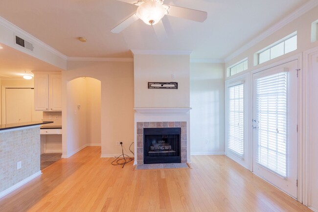 Building Photo - Gorgeous 2/BR 2/BA Single-Family Home in A...