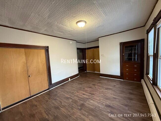 Building Photo - 600 S Main St