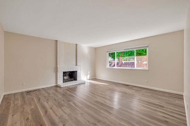 Building Photo - Recently Remodeled Duplex with Private Bac...