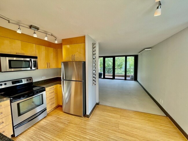 Building Photo - Modern 2-Bed, 2-Bath Downtown Condo with P...