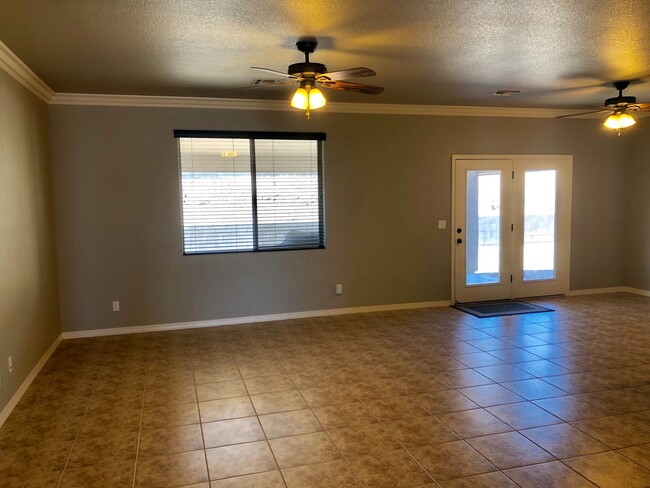 Building Photo - Spacious 4 Bedroom in Southern Vista Estates!