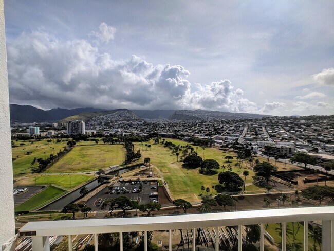 Building Photo - Penthouse 1 BR, 1 BA, 1-PRKG With Sweeping...