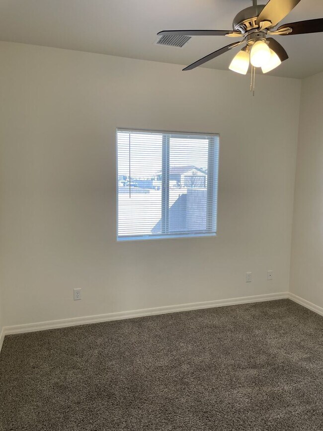 Building Photo - Sparkling clean and move in ready. Call for a showing! (928) 453-2606