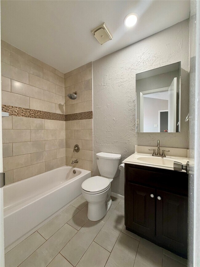 Building Photo - 2406 Lively Ln