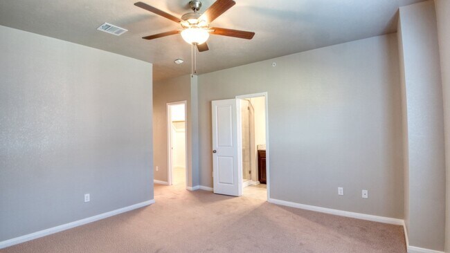 Building Photo - Spacious Townhome Available For the New Year!