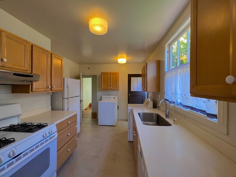 Kitchen 3 of 3 - 1761 Spruce St