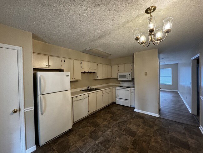 Building Photo - 910 Brett Dr