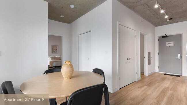 Building Photo - 853 W Blackhawk St