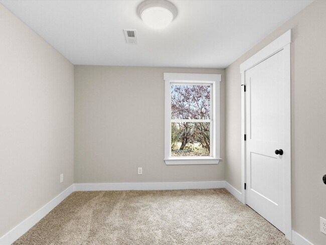 Building Photo - Enjoy privacy and seclusion while still being in Athens City!