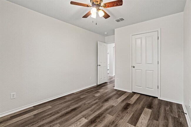 Building Photo - 206 Wells Bend