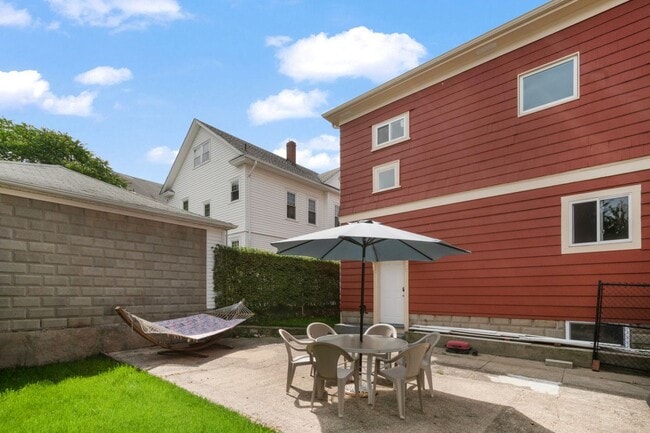 Building Photo - 84 Rochambeau Ave