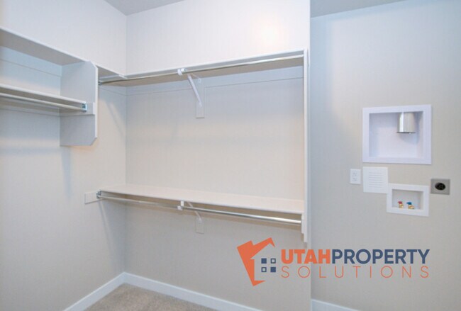 Building Photo - 5002 Evergreen Ln