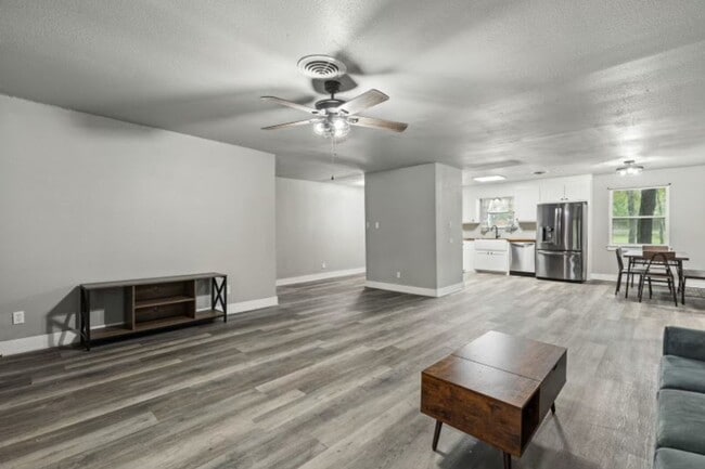 Building Photo - Fully Furnished Room for Rent- $550- Loren...